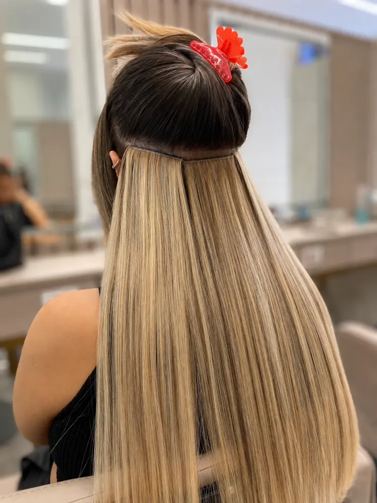 Aplicação de mega hair com fita adesiva