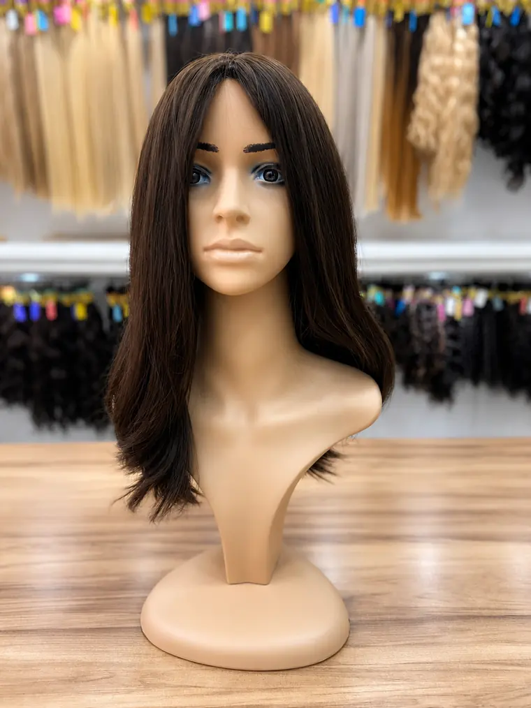 Peruca de cabelo natural exposta na loja O Rei dos Cabelos