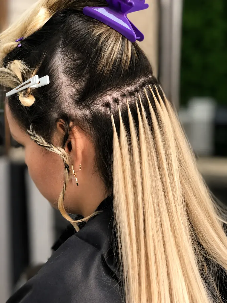 Aplicação de mega hair com microcápsula de queratina